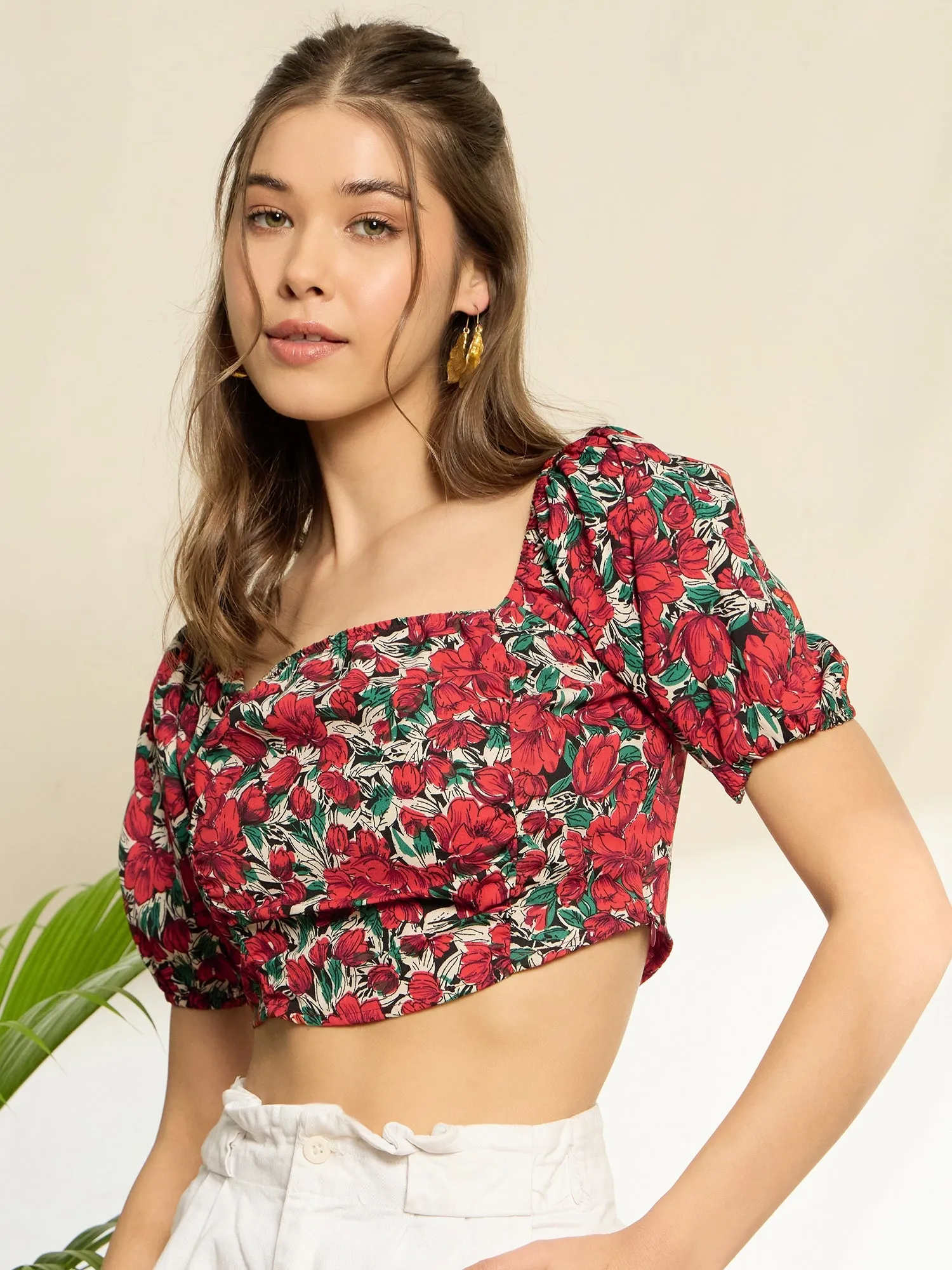 Berrylush Women Red Floral Printed Square Neck Puff Sleeve Fitted Crop Top