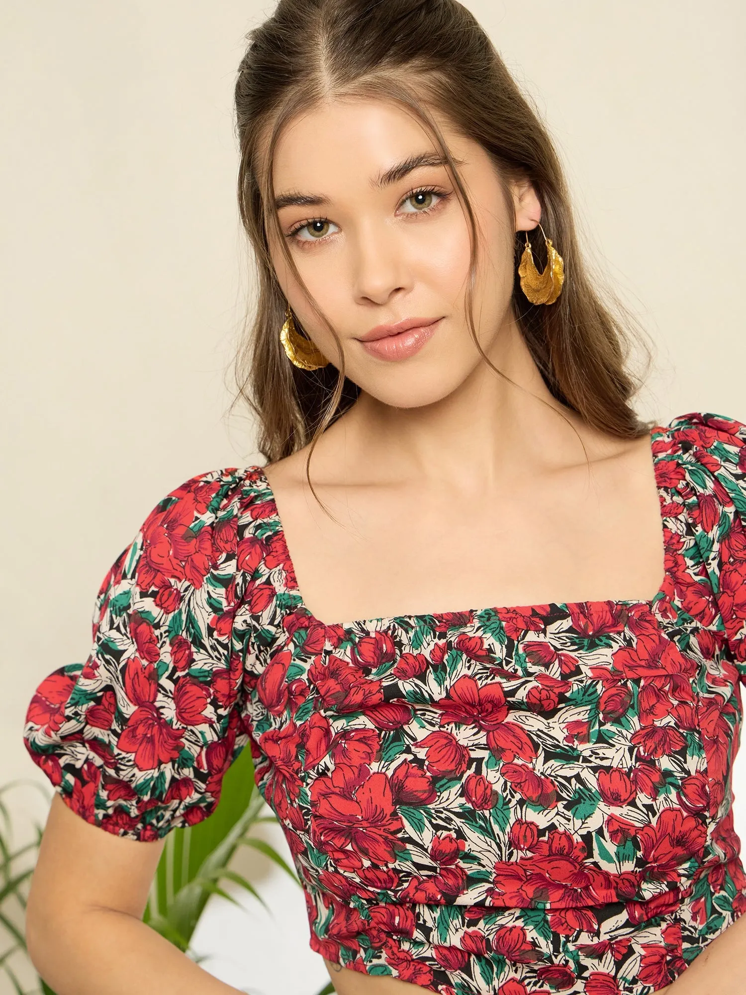 Berrylush Women Red Floral Printed Square Neck Puff Sleeve Fitted Crop Top